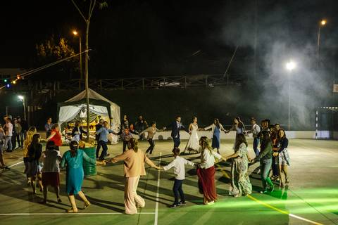 Noivos dançam com os conterrâneos na festa de São João de Portunhos'