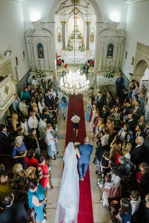Noiva entra na igreja de Portunhos de braço dado com o pai'
