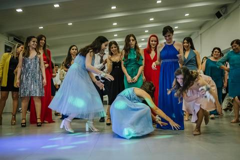 Solteiras lutam para apanhar o bouquet da noiva'
