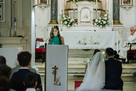 Irmã do noivo lê durante a cerimónia do casamento'