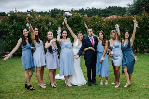 Noivos tiram foto divertida com as damas de honor na quinta de Santa Cristina em Portunhos'