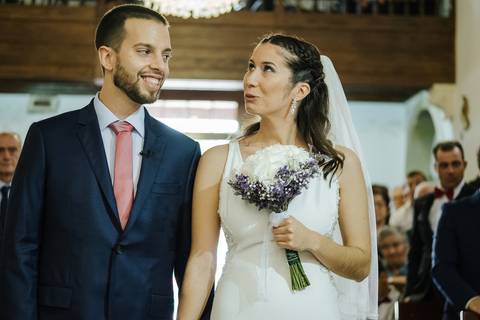 Noiva chora ao encontrar o noivo no altar da igreja de Portunhos'