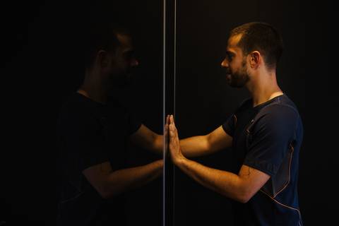 Noivo retira o fato de casamento do guarda-fatos'
