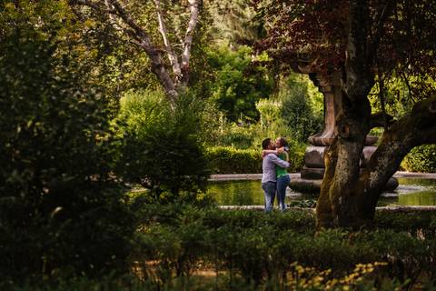 Namorados abraçam-se e beijam-se no Jardim Botânico em Coimbra'