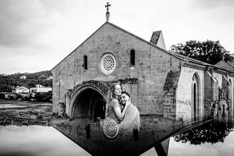 Namorados abraçam-se junto ao Mosteiro de Santa-Clara em Coimbra'