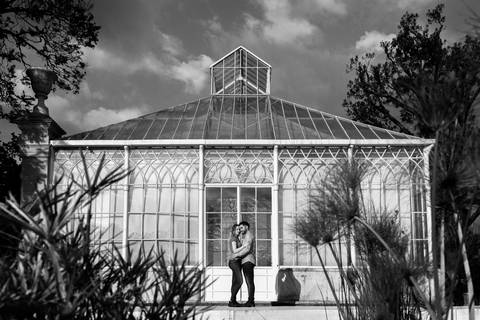 Namorados abraçam-se junto à estufa do Jardim Botânico'