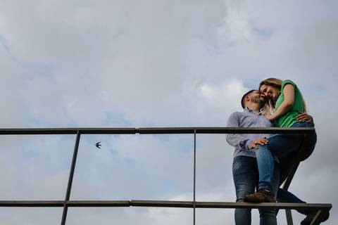 Namorados abraçam-se e beijam-se junto do Mosteiro de Santa-Clara'