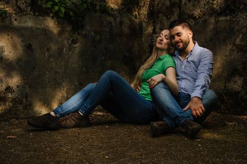 Namorados sentados no Jardim Botânico em Coimbra'