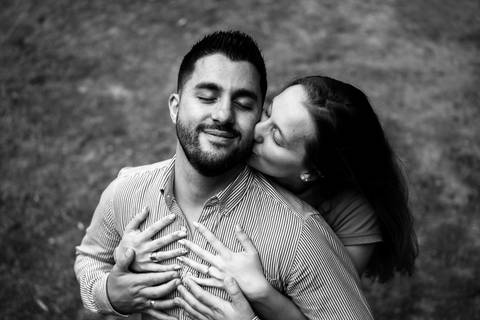 Namorada abraça namorado e beija-o na cara'