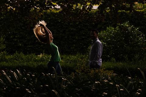 Namorados passeiam no Jardim Botânico Coimbra'