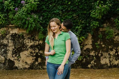 Namorado beija o pescoço da namorada'