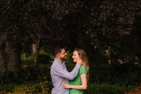 Bonito casal de namorados abraçados no Jardim Botânico em Coimbra'