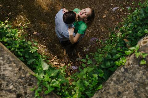 Namorado beija a namorada no pescoço no Jardim Botânico em Coimbra'