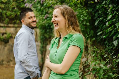 Namorados sorriem durante sessão de namoro em Coimbra'