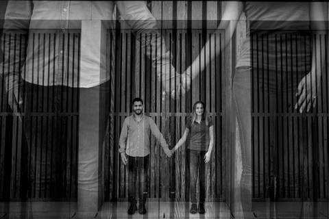 Namorados de mãos dadas em dupla exposição no Jardim Botânico em Coimbra'