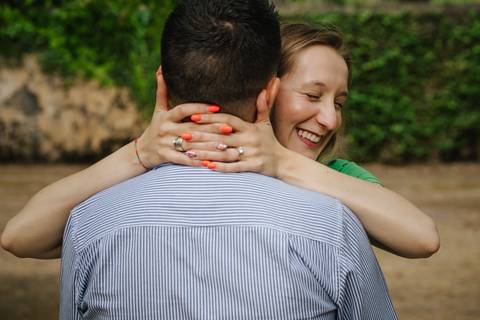 Namorada abraça o namorado pelo pescoço no Jardim Botânico'