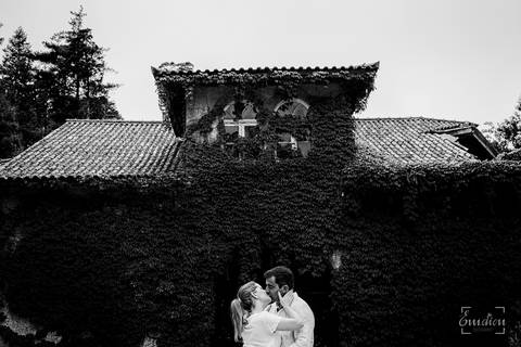 Namorados beijam-se junto a casa da Mata do Bussaco'
