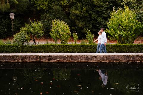 Namorados passeiam de mãos dadas junto ao lago do Palácio do Bussaco'