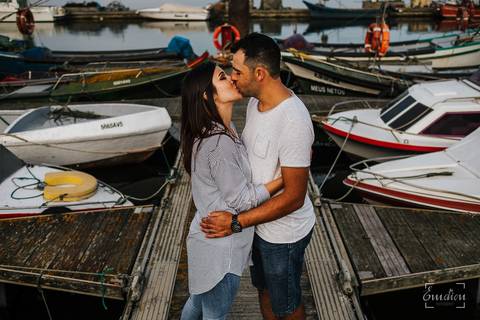 Fotógrafo de casamentos em Coimbra, Leiria, Aveiro.
Fotografia documental de casamento. Fotografia com emoção, paixão e sem poses. Imagens verdadeiras e cheias de amor.
Fotografamos em todo o país. Sessão Solteiros em São Caetano e na Costa Nova.'