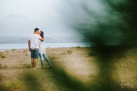 Fotógrafo de casamentos em Coimbra, Leiria, Aveiro.
Fotografia documental de casamento. Fotografia com emoção, paixão e sem poses. Imagens verdadeiras e cheias de amor.
Fotografamos em todo o país. Sessão Solteiros em São Caetano e na Costa Nova.'