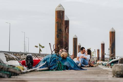 Fotógrafo de casamentos em Coimbra, Leiria, Aveiro.
Fotografia documental de casamento. Fotografia com emoção, paixão e sem poses. Imagens verdadeiras e cheias de amor.
Fotografamos em todo o país. Sessão Solteiros em São Caetano e na Costa Nova.'