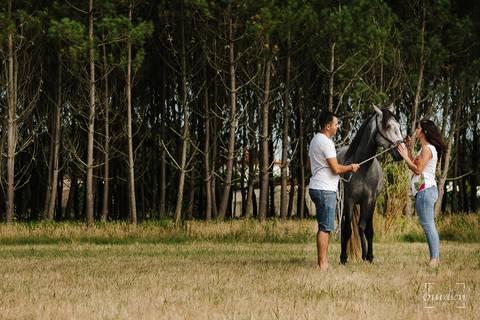 Fotógrafo de casamentos em Coimbra, Leiria, Aveiro.
Fotografia documental de casamento. Fotografia com emoção, paixão e sem poses. Imagens verdadeiras e cheias de amor.
Fotografamos em todo o país. Sessão Solteiros em São Caetano e na Costa Nova.'