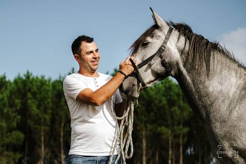 Fotógrafo de casamentos em Coimbra, Leiria, Aveiro.
Fotografia documental de casamento. Fotografia com emoção, paixão e sem poses. Imagens verdadeiras e cheias de amor.
Fotografamos em todo o país. Sessão Solteiros em São Caetano e na Costa Nova.'