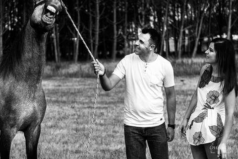 Fotógrafo de casamentos em Coimbra, Leiria, Aveiro.
Fotografia documental de casamento. Fotografia com emoção, paixão e sem poses. Imagens verdadeiras e cheias de amor.
Fotografamos em todo o país. Sessão Solteiros em São Caetano e na Costa Nova.'