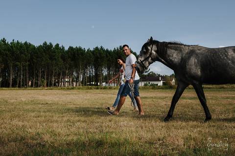Fotógrafo de casamentos em Coimbra, Leiria, Aveiro.
Fotografia documental de casamento. Fotografia com emoção, paixão e sem poses. Imagens verdadeiras e cheias de amor.
Fotografamos em todo o país. Sessão Solteiros em São Caetano e na Costa Nova.'