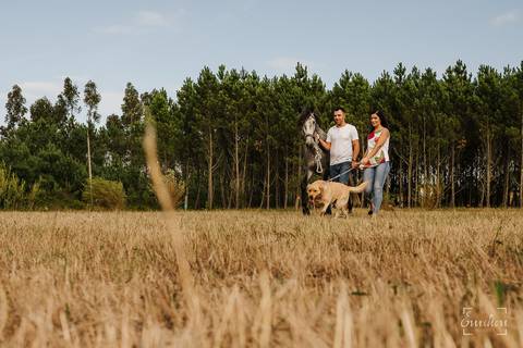 Fotógrafo de casamentos em Coimbra, Leiria, Aveiro.
Fotografia documental de casamento. Fotografia com emoção, paixão e sem poses. Imagens verdadeiras e cheias de amor.
Fotografamos em todo o país. Sessão Solteiros em São Caetano e na Costa Nova.'