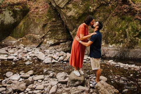 Fotógrafo de casamentos em Coimbra, Leiria, Aveiro.
Fotografia documental de casamento. Fotografia com emoção, paixão e sem poses. Imagens verdadeiras e cheias de amor.
Fotografamos em todo o país. Sessão Solteiros na Lousã.'