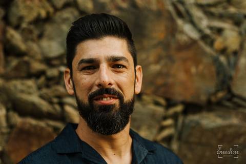 Fotógrafo de casamentos em Coimbra, Leiria, Aveiro.
Fotografia documental de casamento. Fotografia com emoção, paixão e sem poses. Imagens verdadeiras e cheias de amor.
Fotografamos em todo o país. Sessão Solteiros na Lousã.'