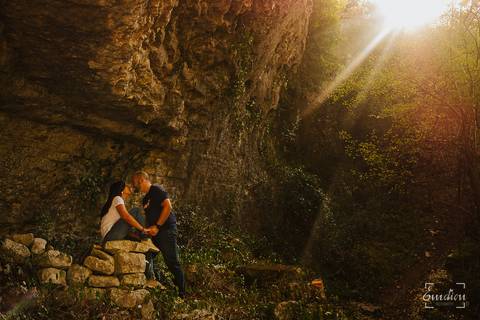 Fotógrafo de casamentos em Coimbra, Leiria, Aveiro.
Fotografia documental de casamento. Fotografia com emoção, paixão e sem poses. Imagens verdadeiras e cheias de amor.
Fotografamos em todo o país. Sessão Solteiros nas Buracas do Casmilo.'