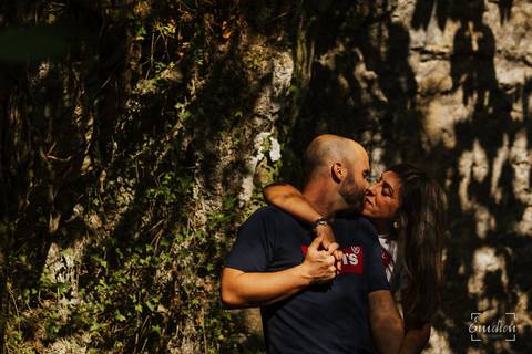 Fotógrafo de casamentos em Coimbra, Leiria, Aveiro.
Fotografia documental de casamento. Fotografia com emoção, paixão e sem poses. Imagens verdadeiras e cheias de amor.
Fotografamos em todo o país. Sessão Solteiros nas Buracas do Casmilo.'