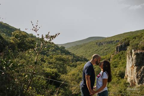 Fotógrafo de casamentos em Coimbra, Leiria, Aveiro.
Fotografia documental de casamento. Fotografia com emoção, paixão e sem poses. Imagens verdadeiras e cheias de amor.
Fotografamos em todo o país. Sessão Solteiros nas Buracas do Casmilo.'
