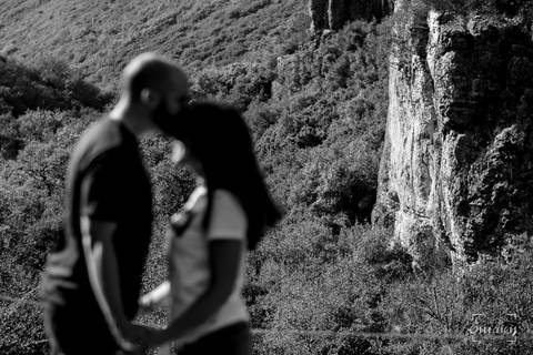 Fotógrafo de casamentos em Coimbra, Leiria, Aveiro.
Fotografia documental de casamento. Fotografia com emoção, paixão e sem poses. Imagens verdadeiras e cheias de amor.
Fotografamos em todo o país. Sessão Solteiros nas Buracas do Casmilo.'