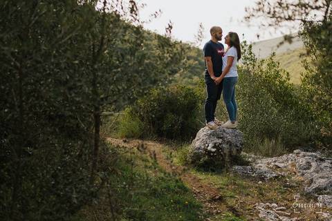 Fotógrafo de casamentos em Coimbra, Leiria, Aveiro.
Fotografia documental de casamento. Fotografia com emoção, paixão e sem poses. Imagens verdadeiras e cheias de amor.
Fotografamos em todo o país. Sessão Solteiros nas Buracas do Casmilo.'