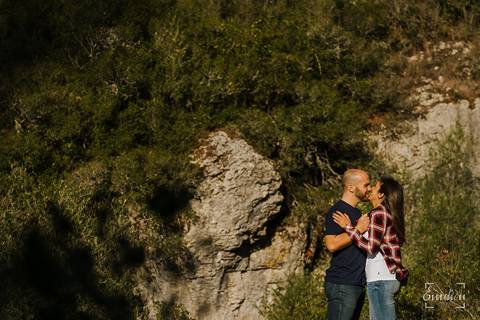 Fotógrafo de casamentos em Coimbra, Leiria, Aveiro.
Fotografia documental de casamento. Fotografia com emoção, paixão e sem poses. Imagens verdadeiras e cheias de amor.
Fotografamos em todo o país. Sessão Solteiros nas Buracas do Casmilo.'