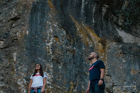 Fotógrafo de casamentos em Coimbra, Leiria, Aveiro.
Fotografia documental de casamento. Fotografia com emoção, paixão e sem poses. Imagens verdadeiras e cheias de amor.
Fotografamos em todo o país. Sessão Solteiros nas Buracas do Casmilo.'