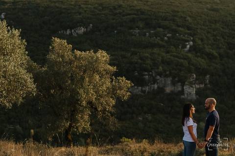 Fotógrafo de casamentos em Coimbra, Leiria, Aveiro.
Fotografia documental de casamento. Fotografia com emoção, paixão e sem poses. Imagens verdadeiras e cheias de amor.
Fotografamos em todo o país. Sessão Solteiros nas Buracas do Casmilo.'