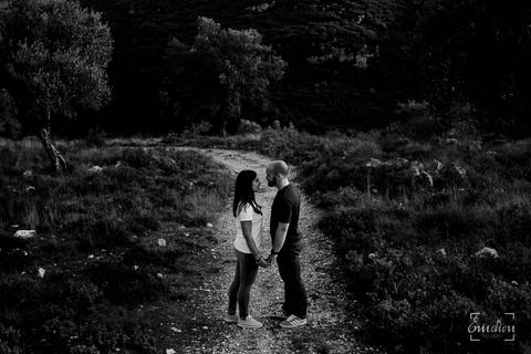 Fotógrafo de casamentos em Coimbra, Leiria, Aveiro.
Fotografia documental de casamento. Fotografia com emoção, paixão e sem poses. Imagens verdadeiras e cheias de amor.
Fotografamos em todo o país. Sessão Solteiros nas Buracas do Casmilo.'