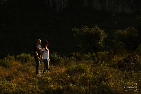 Fotógrafo de casamentos em Coimbra, Leiria, Aveiro.
Fotografia documental de casamento. Fotografia com emoção, paixão e sem poses. Imagens verdadeiras e cheias de amor.
Fotografamos em todo o país. Sessão Solteiros nas Buracas do Casmilo.'