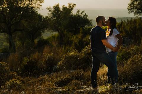 Fotógrafo de casamentos em Coimbra, Leiria, Aveiro.
Fotografia documental de casamento. Fotografia com emoção, paixão e sem poses. Imagens verdadeiras e cheias de amor.
Fotografamos em todo o país. Sessão Solteiros nas Buracas do Casmilo.'