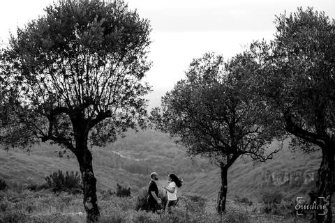 Fotógrafo de casamentos em Coimbra, Leiria, Aveiro.
Fotografia documental de casamento. Fotografia com emoção, paixão e sem poses. Imagens verdadeiras e cheias de amor.
Fotografamos em todo o país. Sessão Solteiros nas Buracas do Casmilo.'