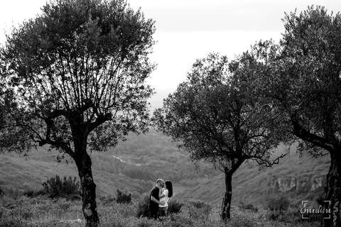 Fotógrafo de casamentos em Coimbra, Leiria, Aveiro.
Fotografia documental de casamento. Fotografia com emoção, paixão e sem poses. Imagens verdadeiras e cheias de amor.
Fotografamos em todo o país. Sessão Solteiros nas Buracas do Casmilo.'