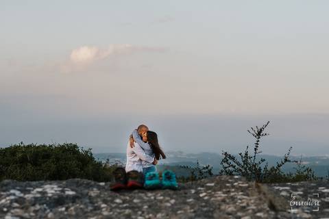 Fotógrafo de casamentos em Coimbra, Leiria, Aveiro.
Fotografia documental de casamento. Fotografia com emoção, paixão e sem poses. Imagens verdadeiras e cheias de amor.
Fotografamos em todo o país. Sessão Solteiros nas Buracas do Casmilo.'