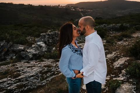 Fotógrafo de casamentos em Coimbra, Leiria, Aveiro.
Fotografia documental de casamento. Fotografia com emoção, paixão e sem poses. Imagens verdadeiras e cheias de amor.
Fotografamos em todo o país. Sessão Solteiros nas Buracas do Casmilo.'