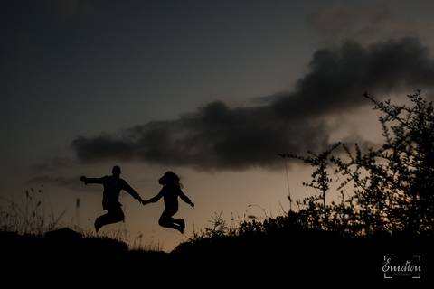 Fotógrafo de casamentos em Coimbra, Leiria, Aveiro.
Fotografia documental de casamento. Fotografia com emoção, paixão e sem poses. Imagens verdadeiras e cheias de amor.
Fotografamos em todo o país. Sessão Solteiros nas Buracas do Casmilo.'