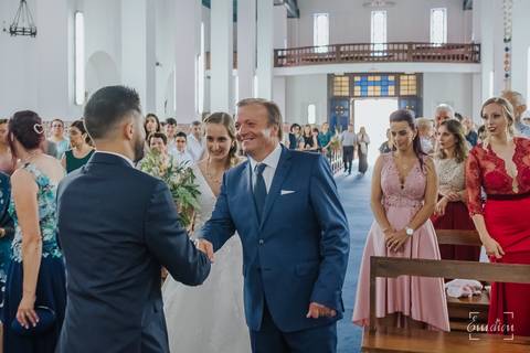 Noivo cumprimenta o pai da noiva no altar da igreja de Febres.'