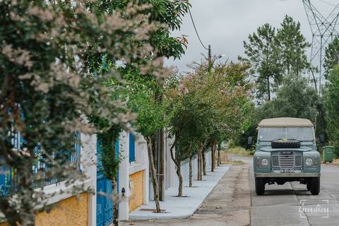 Carro dos noivos, jipe antigo.'